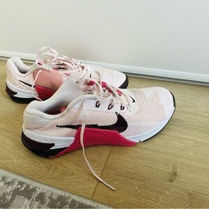 7.5 women’s Nike Nikes pink white